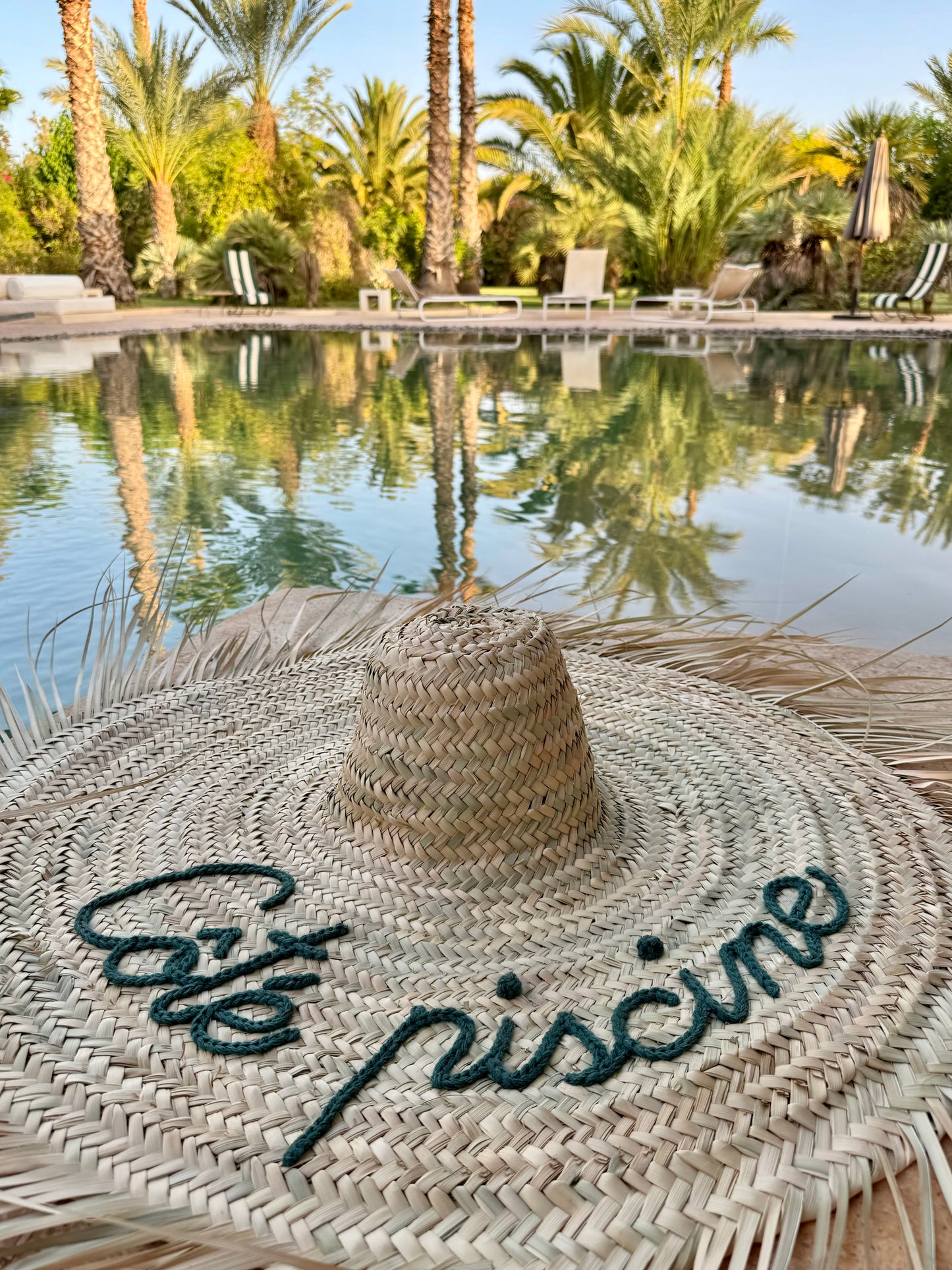 Chapeau géant XXL en paille personnalisable, très grand chapeau bohème Marocain brodé avec ou sans frange, décoration murale à personnaliser