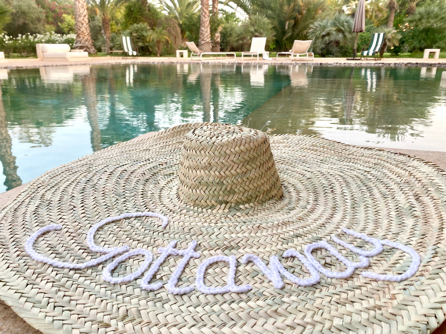 Chapeau géant XXL en paille personnalisable, très grand chapeau bohème Marocain brodé avec ou sans frange, décoration murale à personnaliser