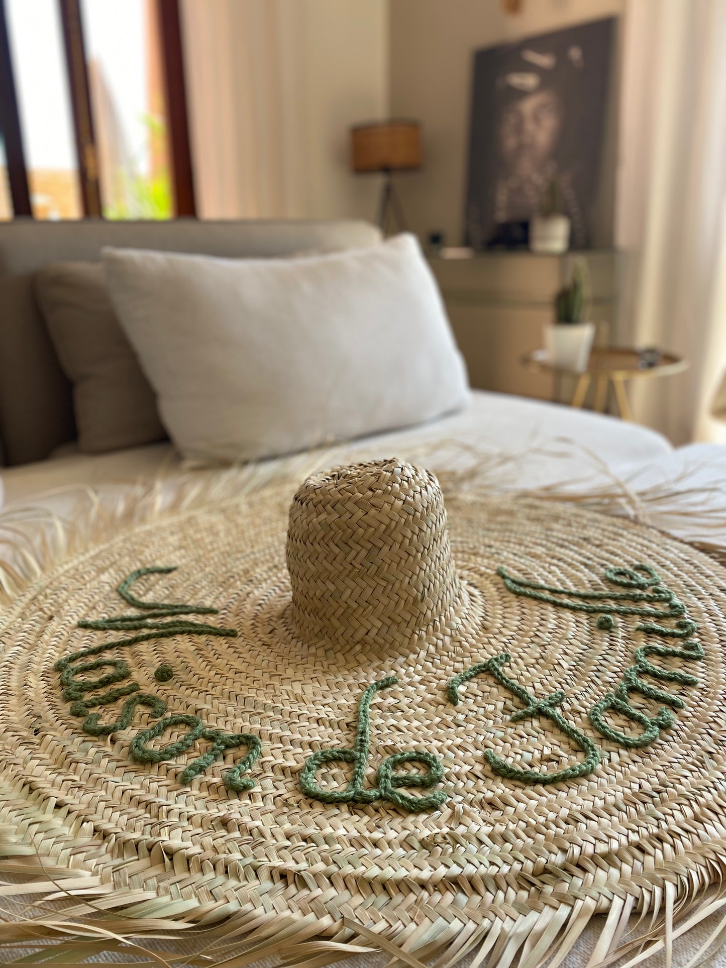 Chapeau géant XXL en paille personnalisable, très grand chapeau bohème Marocain brodé avec ou sans frange, décoration murale à personnaliser