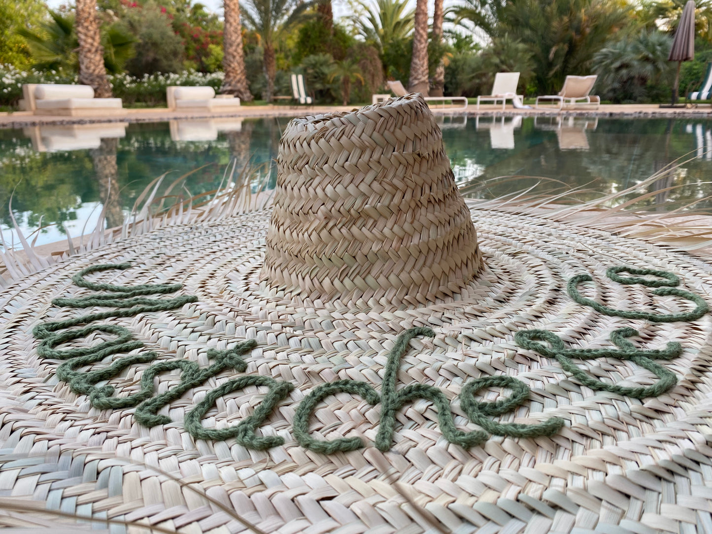 Chapeau géant XXL en paille personnalisable, très grand chapeau bohème Marocain brodé avec ou sans frange, décoration murale à personnaliser