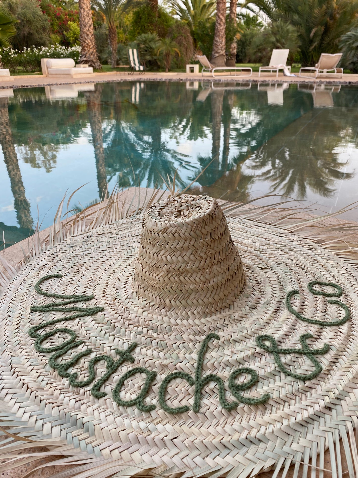 Chapeau géant XXL en paille personnalisable, très grand chapeau bohème Marocain brodé avec ou sans frange, décoration murale à personnaliser