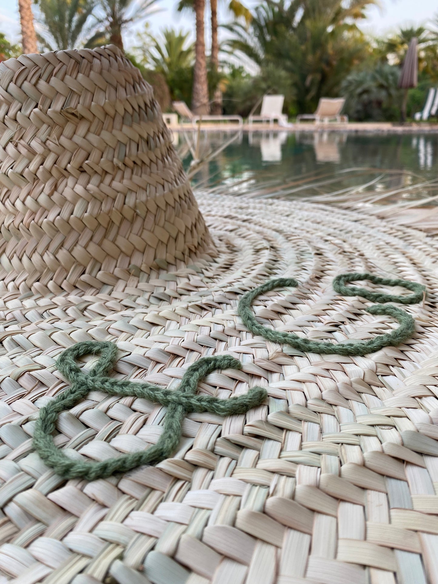 Chapeau géant XXL en paille personnalisable, très grand chapeau bohème Marocain brodé avec ou sans frange, décoration murale à personnaliser